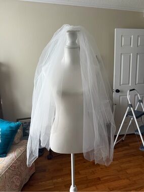 Classic White Bridal Veil with Single Tier